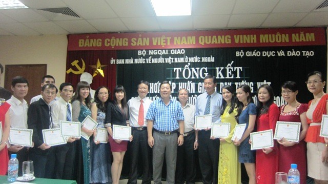 Bế giảng khóa tập huấn giảng dạy tiếng Việt cho giáo viên người Việt Nam ở nước ngoài. - ảnh 1